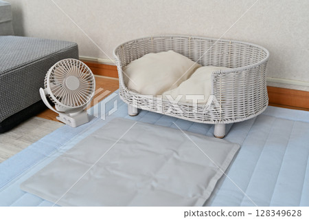 為愛犬準備的夏季用品（寵物涼墊、涼席、小電風扇、寵物涼床）夏季素材 128349628