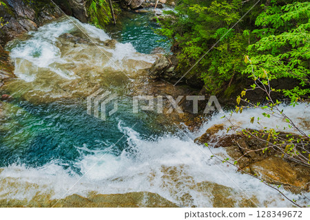 The rapids of the Oono River downstream of Sanbontaki Falls [Norikura Plateau] 128349672