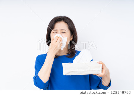 Middle-aged woman with hay fever 128349793