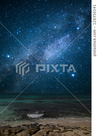 A beach where you can see the Milky Way 128350141