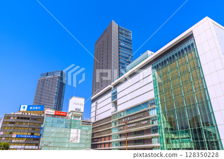 七月的日本橫濱城市景觀。橫濱站和九號塔樓公寓的景色 128350228
