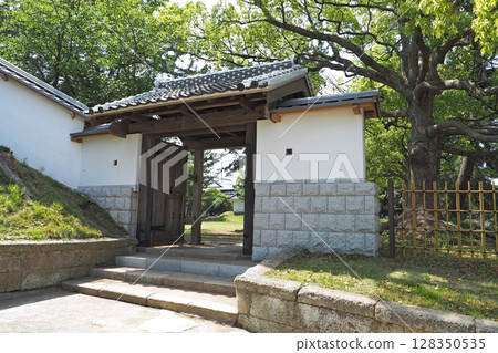 Kasumimon Gate at Kijo Park (Tsuchiura Castle ruins) [Tsuchiura City, Ibaraki Prefecture] 128350535