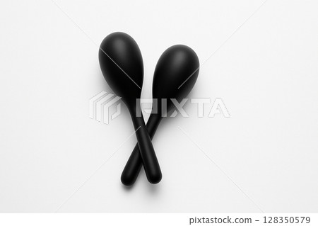 白色背景上簡單的黑色馬拉卡斯 128350579