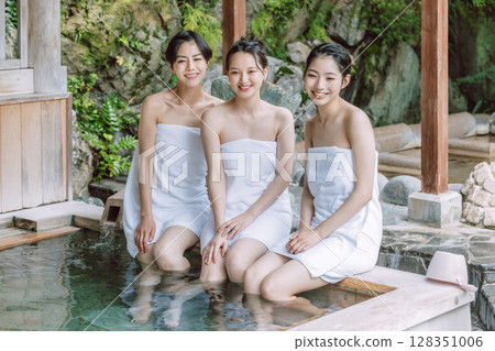 女性旅行露天浴池沐浴形象 128351006