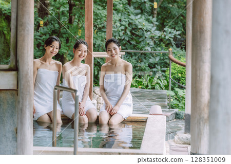 女性旅行露天浴池沐浴形象 128351009