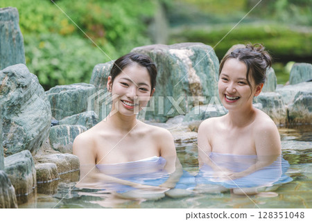 與朋友一起放鬆的露天浴池沐浴形象 128351048