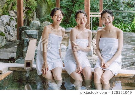 女性旅行露天浴池沐浴形象 128351049