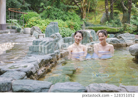 女性旅行露天浴池沐浴形象 女性旅行露天浴池沐浴形象 128351052