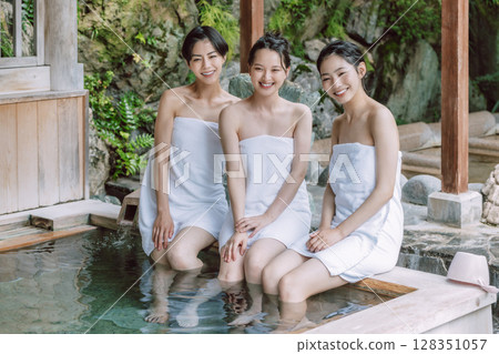 女性旅行露天浴池沐浴形象 128351057