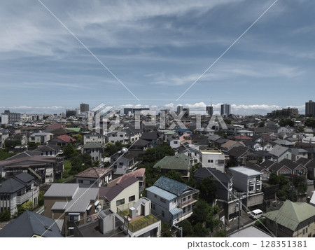The blue sky and wide residential area of Ota Ward, suburban Tokyo scenery, the calm daily life of the city, a view of a residential area with a great view 128351381
