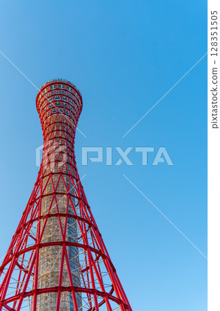 藍天和紅色的港口塔 藍天和紅色的港口塔 128351505
