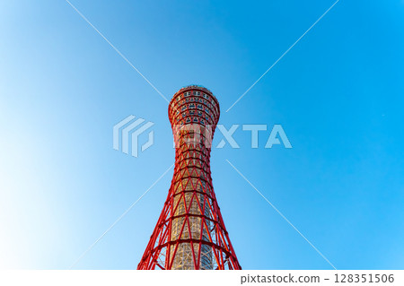 沐浴在清晨陽光中的港口塔 沐浴在清晨陽光中的港口塔 128351506