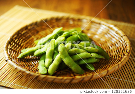 煮熟的毛豆放在濾網中 128351686