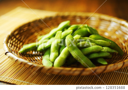 煮熟的毛豆放在濾網中 128351688