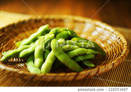 Boiled edamame beans served in a mesh strainer 128351697