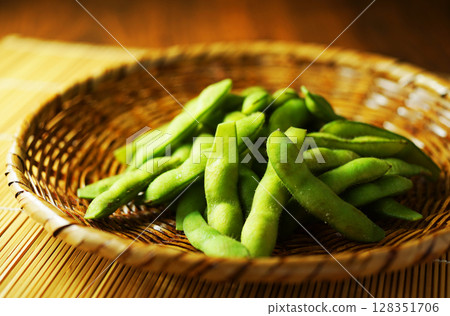 煮熟的毛豆放在濾網中 128351706