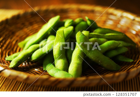 煮熟的毛豆放在濾網中 128351707