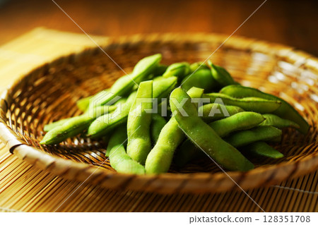 煮熟的毛豆放在濾網中 128351708