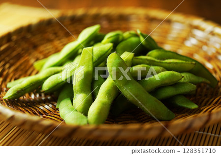 Boiled edamame beans served in a mesh strainer 128351710