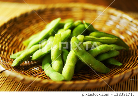 煮熟的毛豆放在濾網中 128351713