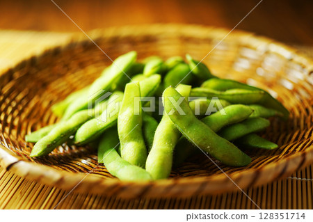 Boiled edamame beans served in a mesh strainer 128351714