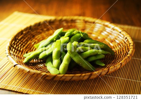 Boiled edamame beans served in a mesh strainer 128351721