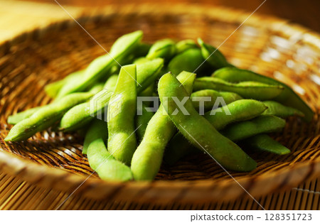 Boiled edamame beans served in a mesh strainer 128351723