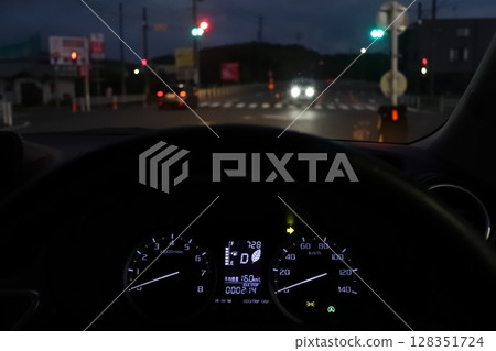 夜間十字路口,從駕駛座看到的景色 夜間十字路口,從駕駛座看到的景色 128351724