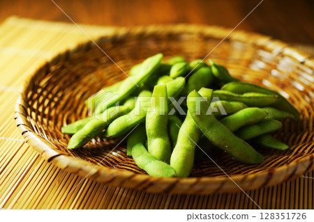 Boiled edamame beans served in a mesh strainer 128351726