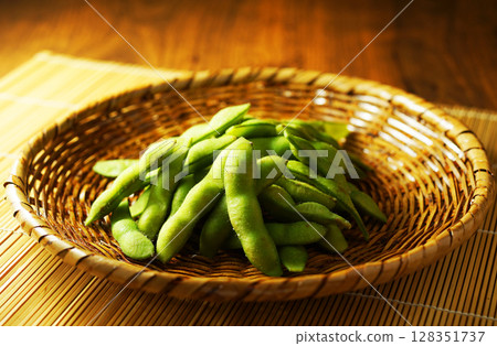 Boiled edamame beans served in a mesh strainer 128351737