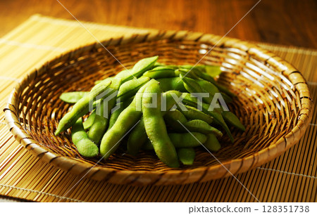 煮熟的毛豆放在濾網中 128351738