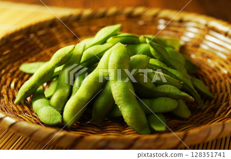 煮熟的毛豆放在濾網中 128351741