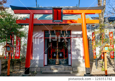 Hattori Sumiyoshi Shrine and Sumiyoshi Inari Shrine in Hattori Minami-cho, Toyonaka City, Osaka Prefecture 128351782