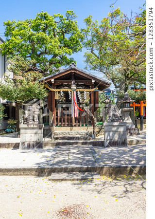The worship hall of Kinkaku Hachimangu Shrine in Hirano Sakuragi-cho, Kita-ku, Kyoto City 128351794