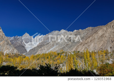 Hunza vallage, the fairytale tourist city 128351968