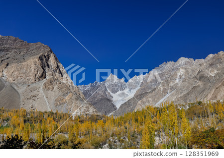 Hunza vallage, the fairytale tourist city 128351969
