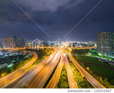 高速公路上的下雨天 128352067