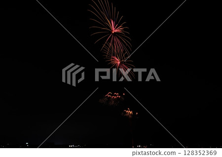 夏日夜空綻放的大型煙花 128352369