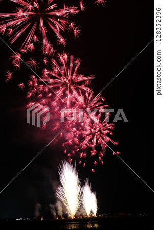 夏日夜空綻放的大型煙花 夏日夜空綻放的大型煙花 128352396