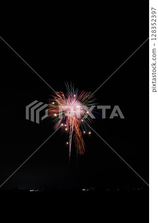 夏日夜空綻放的大型煙花 夏日夜空綻放的大型煙花 128352397