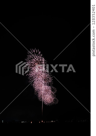 夏日夜空綻放的大型煙花 夏日夜空綻放的大型煙花 128352401