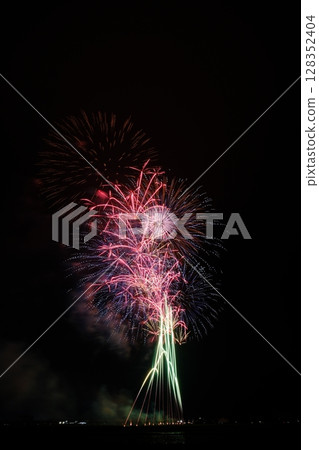 Large fireworks blooming in the summer night sky 128352404