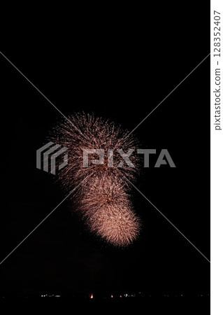 夏日夜空綻放的大型煙花 128352407