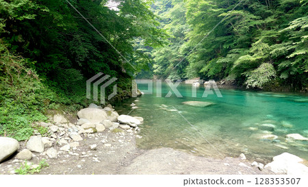 清澈湛藍的河流 128353507