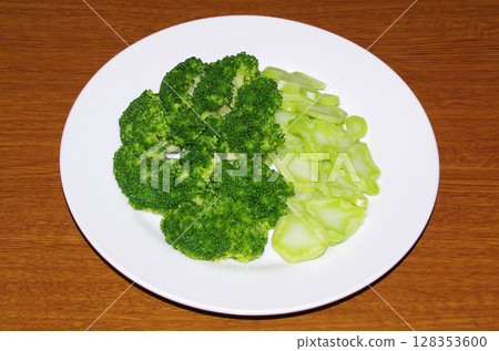 將新鮮、美麗的綠色西蘭花切成小塊,放入碗中煮熟。 將新鮮、美麗的綠色西蘭花切成小塊,放入碗中煮熟。 128353600