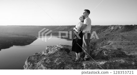 Husband and wife on the rock 128353721