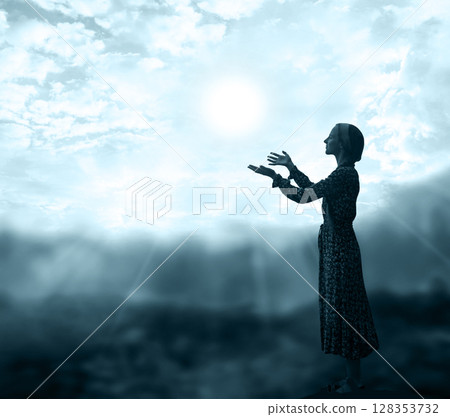 Young girl praying to God 128353732