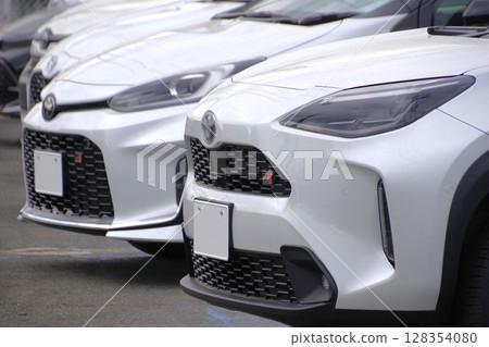 汽車圖片：豐田汽車在經銷店排隊 128354080