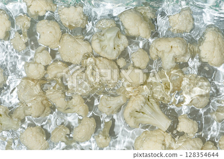 Artistic Cooking Background. Cauliflower in Water Top View, Water Splash 128354644
