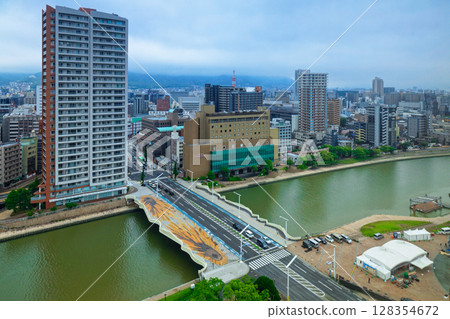 從北九州市政府屋頂觀景台眺望中野橋和太陽橋 從北九州市政府屋頂觀景台眺望中野橋和太陽橋 128354672